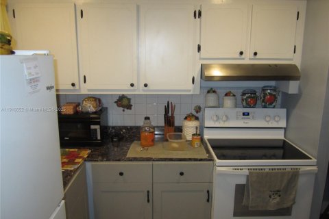 Condo in Sunrise, Florida, 1 bedroom № 1973925 - photo 6