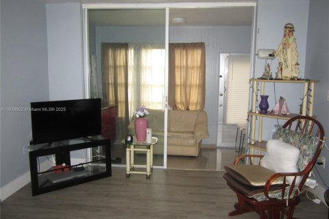 Condo in Sunrise, Florida, 1 bedroom № 1973925 - photo 3