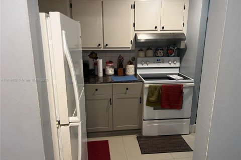 Condo in Sunrise, Florida, 1 bedroom № 1973925 - photo 5