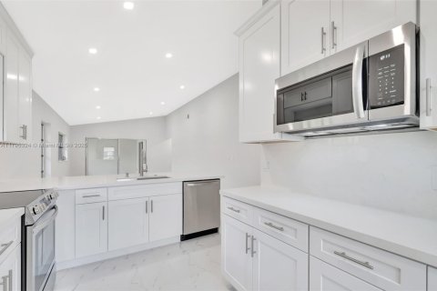 House in Boca Raton, Florida 2 bedrooms, 102.19 sq.m. № 1726345 - photo 7