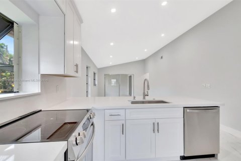House in Boca Raton, Florida 2 bedrooms, 102.19 sq.m. № 1726345 - photo 8