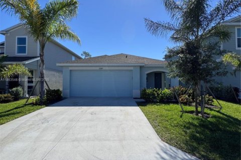 Villa ou maison à louer à Fort Myers, Floride: 3 chambres, 134.52 m2 № 1891188 - photo 1