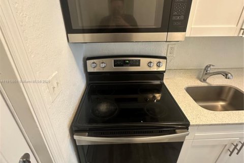 House in West Park, Florida 2 bedrooms, 403.2 sq.m. № 1970903 - photo 6