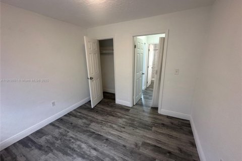 House in West Park, Florida 2 bedrooms, 403.2 sq.m. № 1970903 - photo 1