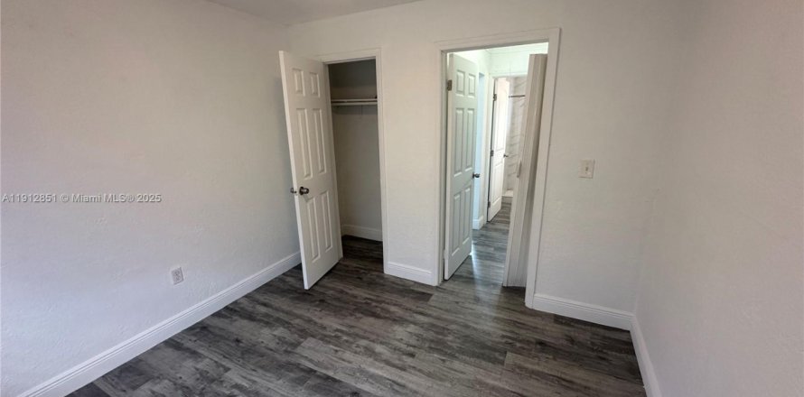 House in West Park, Florida 2 bedrooms, 403.2 sq.m. № 1970903