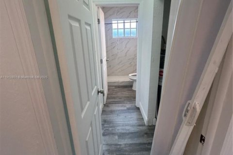 House in West Park, Florida 2 bedrooms, 403.2 sq.m. № 1970903 - photo 2