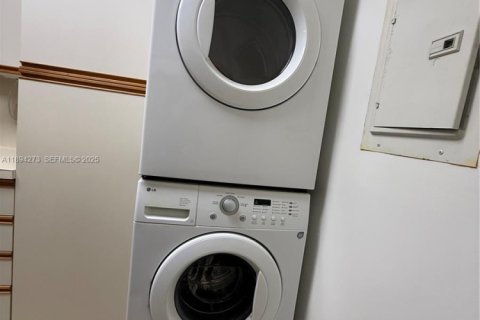 Снять в аренду кондоминиум в Майами, Флорида 2 спальни, 105.91м2, № 1949909 - фото 14