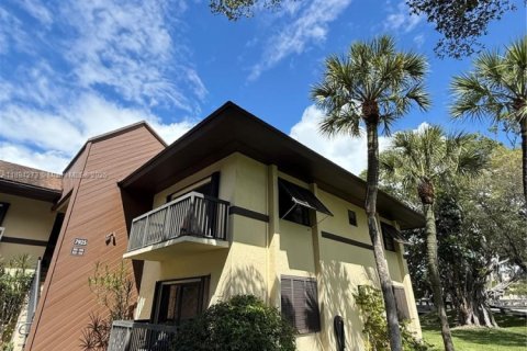 Copropriété à louer à Miami, Floride: 2 chambres, 105.91 m2 № 1949909 - photo 1