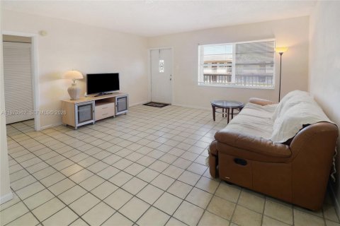 Condominio en venta en Margate, Florida, 1 dormitorio, 62.24 m2 № 2031075 - foto 4