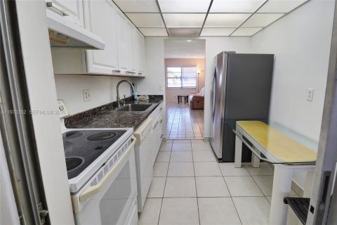 Condominio en venta en Margate, Florida, 1 dormitorio, 62.24 m2 № 2031075 - foto 11