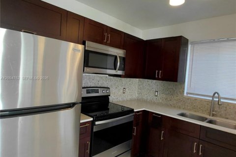 House in Lauderhill, Florida 2 bedrooms, 209.96 sq.m. № 2068662 - photo 2