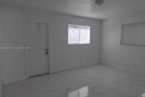House in Lauderhill, Florida 2 bedrooms, 209.96 sq.m. № 2068662 - photo 4