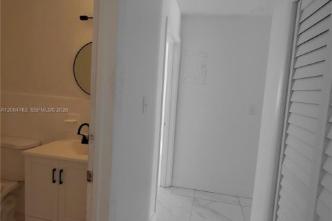 House in Lauderhill, Florida 2 bedrooms, 209.96 sq.m. № 2068662 - photo 6