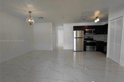 House in Lauderhill, Florida 2 bedrooms, 209.96 sq.m. № 2068662