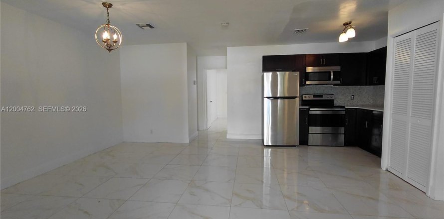 House in Lauderhill, Florida 2 bedrooms, 209.96 sq.m. № 2068662