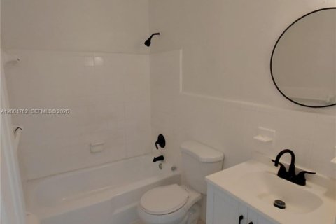 House in Lauderhill, Florida 2 bedrooms, 209.96 sq.m. № 2068662 - photo 5