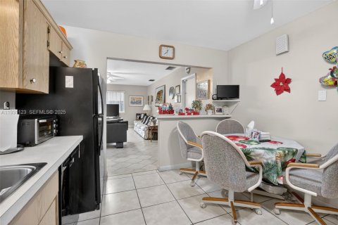 Villa ou maison à vendre à Pembroke Pines, Floride: 3 chambres, 182.74 m2 № 1989626 - photo 19