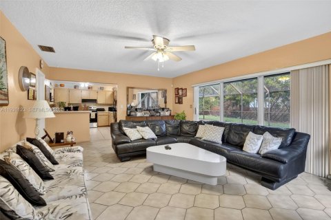 Villa ou maison à vendre à Pembroke Pines, Floride: 3 chambres, 182.74 m2 № 1989626 - photo 16