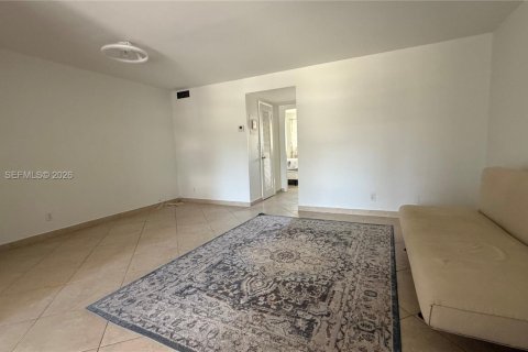 Снять в аренду кондоминиум в Халландейл-Бич, Флорида 1 спальня, 65.03м2, № 2066797 - фото 2