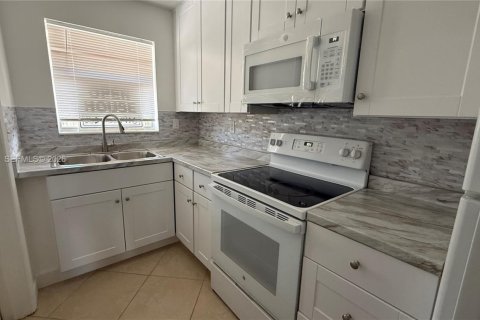 Снять в аренду кондоминиум в Халландейл-Бич, Флорида 1 спальня, 65.03м2, № 2066797 - фото 3