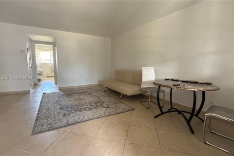 Кондоминиум с 1 спальней в Халландейл-Бич, Флорида № 2066797