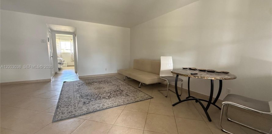 Кондоминиум с 1 спальней в Халландейл-Бич, Флорида № 2066797