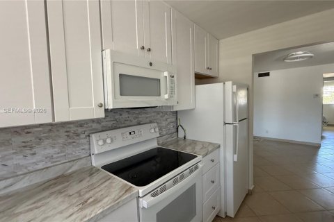 Снять в аренду кондоминиум в Халландейл-Бич, Флорида 1 спальня, 65.03м2, № 2066797 - фото 6