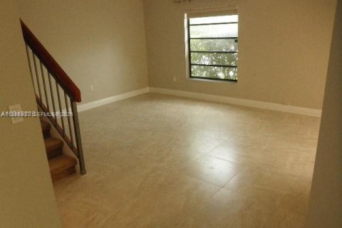 Condominio en alquiler en Miami, Florida, 3 dormitorios, 114.64 m2 № 2008667 - foto 3