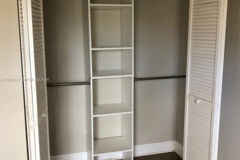 Condominio en alquiler en Miami, Florida, 3 dormitorios, 114.64 m2 № 2008667 - foto 12