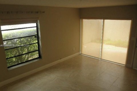Condominio en alquiler en Miami, Florida, 3 dormitorios, 114.64 m2 № 2008667 - foto 4