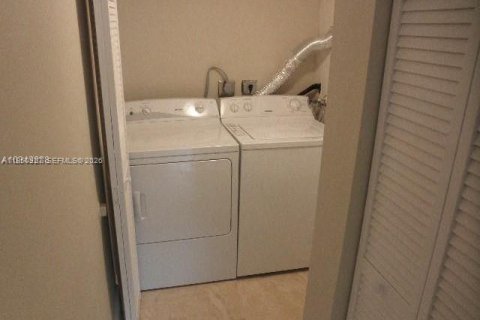 Condominio en alquiler en Miami, Florida, 3 dormitorios, 114.64 m2 № 2008667 - foto 5