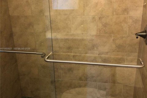 Condominio en alquiler en Miami, Florida, 3 dormitorios, 114.64 m2 № 2008667 - foto 10