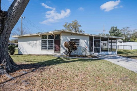 House in Lakeland, Florida 2 bedrooms, 135.08 sq.m. № 2104098