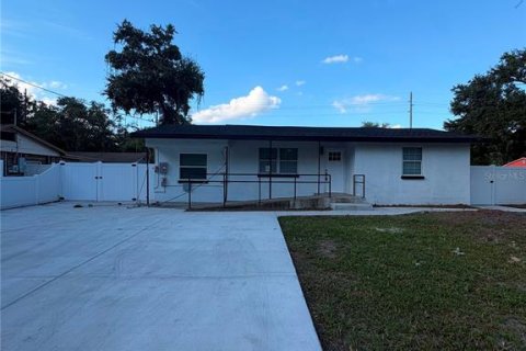 House in Tampa, Florida 4 bedrooms, 130.43 sq.m. № 2394425