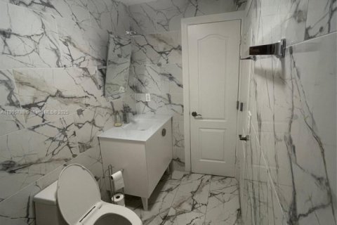 Adosado en alquiler en North Miami Beach, Florida, 3 dormitorios, 296.82 m2 № 2012213 - foto 26