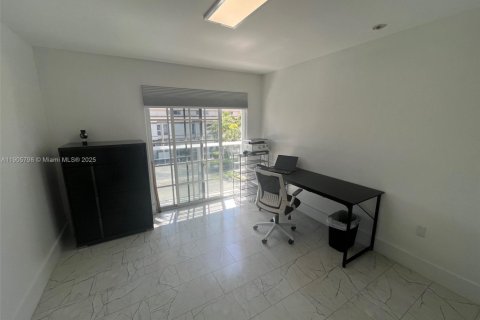 Adosado en alquiler en North Miami Beach, Florida, 3 dormitorios, 296.82 m2 № 2012213 - foto 19
