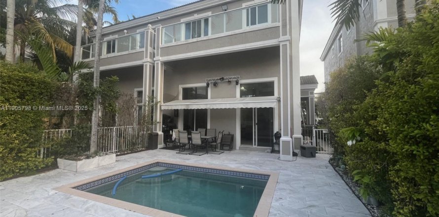 Adosado en North Miami Beach, Florida 3 dormitorios, 296.82 m2 № 2012213