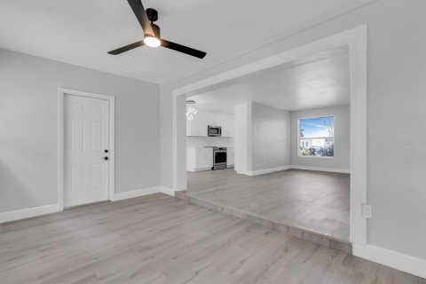 House in Orlando, Florida 3 bedrooms, 126.25 sq.m. № 2152022 - photo 15