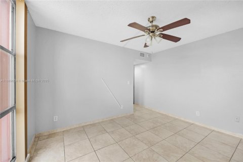 Condo in Hialeah, Florida, 3 bedrooms  № 1947310 - photo 24