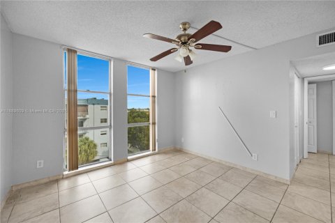 Condo in Hialeah, Florida, 3 bedrooms  № 1947310 - photo 23
