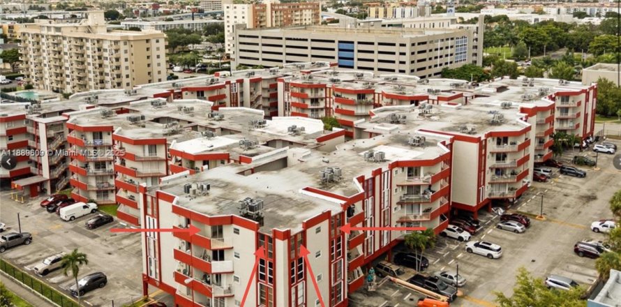 Condo in Hialeah, Florida, 3 bedrooms № 1947310
