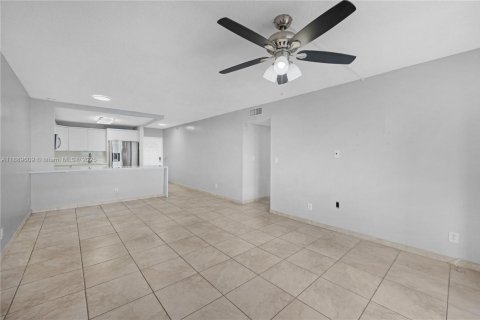 Condo in Hialeah, Florida, 3 bedrooms  № 1947310 - photo 11