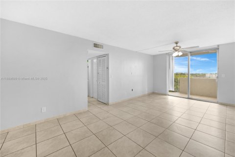 Condo in Hialeah, Florida, 3 bedrooms  № 1947310 - photo 10