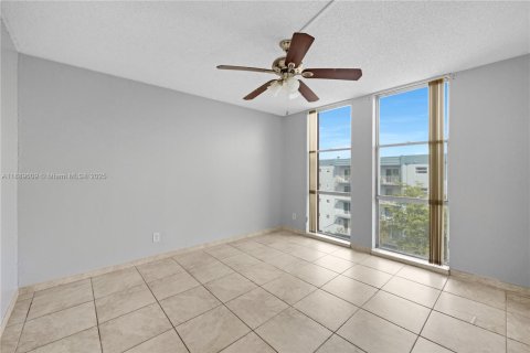 Condo in Hialeah, Florida, 3 bedrooms  № 1947310 - photo 22