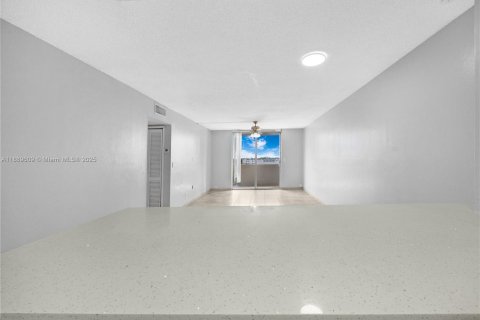 Condo in Hialeah, Florida, 3 bedrooms  № 1947310 - photo 6