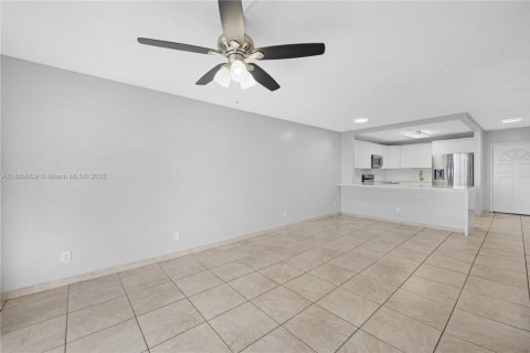 Condo in Hialeah, Florida, 3 bedrooms  № 1947310 - photo 16