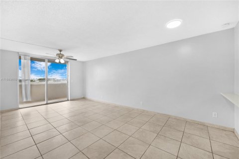 Condo in Hialeah, Florida, 3 bedrooms  № 1947310 - photo 9