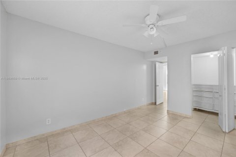 Condo in Hialeah, Florida, 3 bedrooms  № 1947310 - photo 20