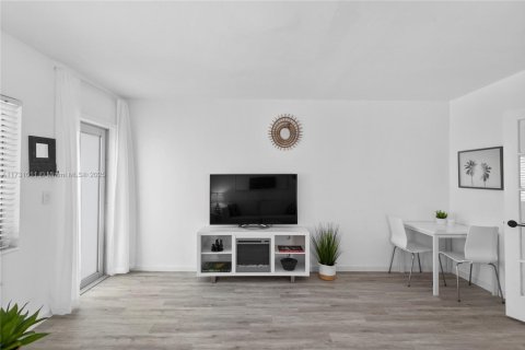 Condo in Miami Beach, Florida  № 1480559 - photo 9