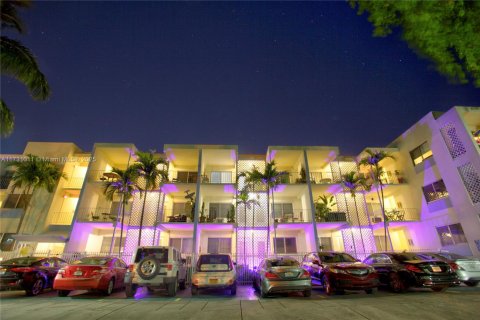 Condo in Miami Beach, Florida  № 1480559 - photo 1